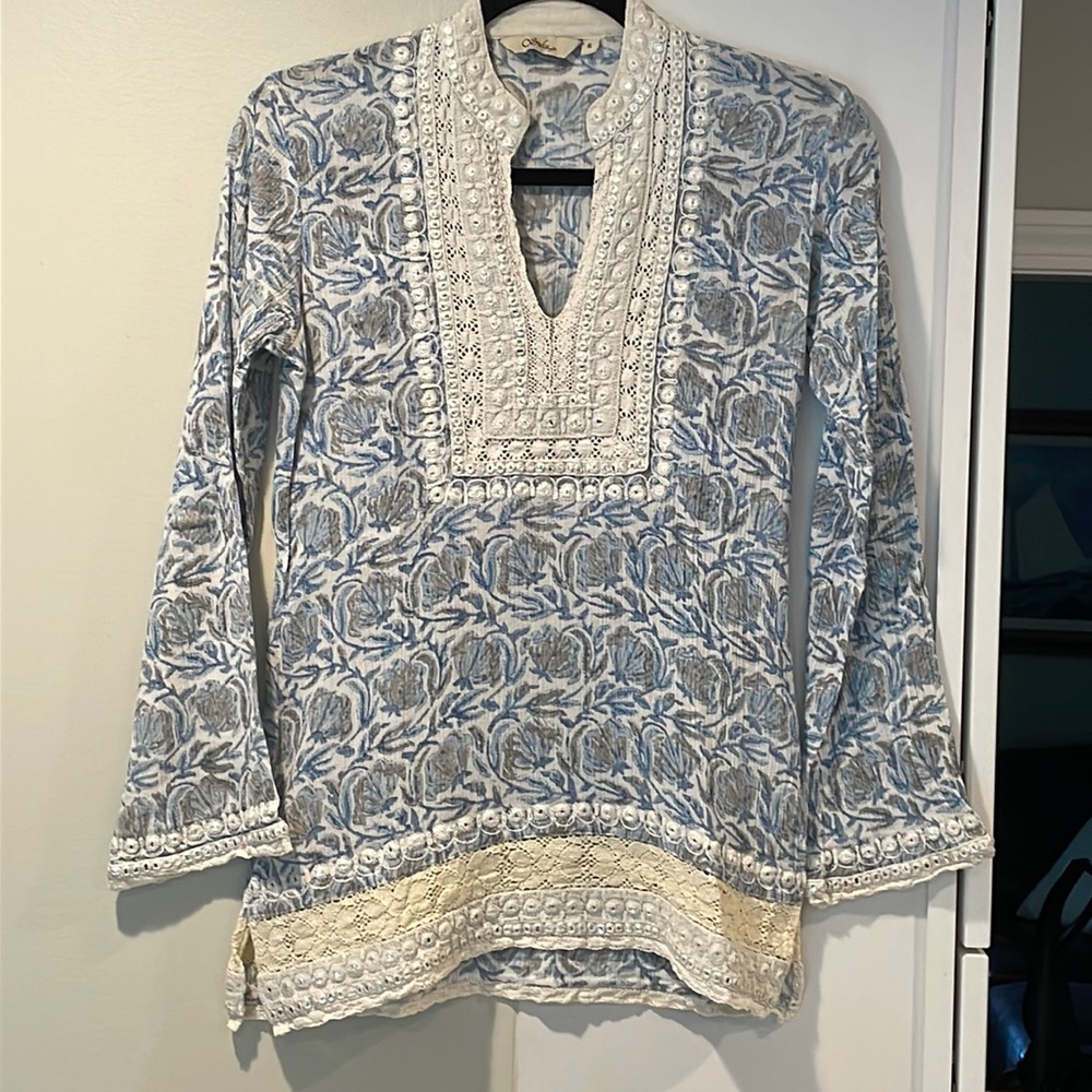 Embroidered Floral Tunic Top in Blue and Cream
